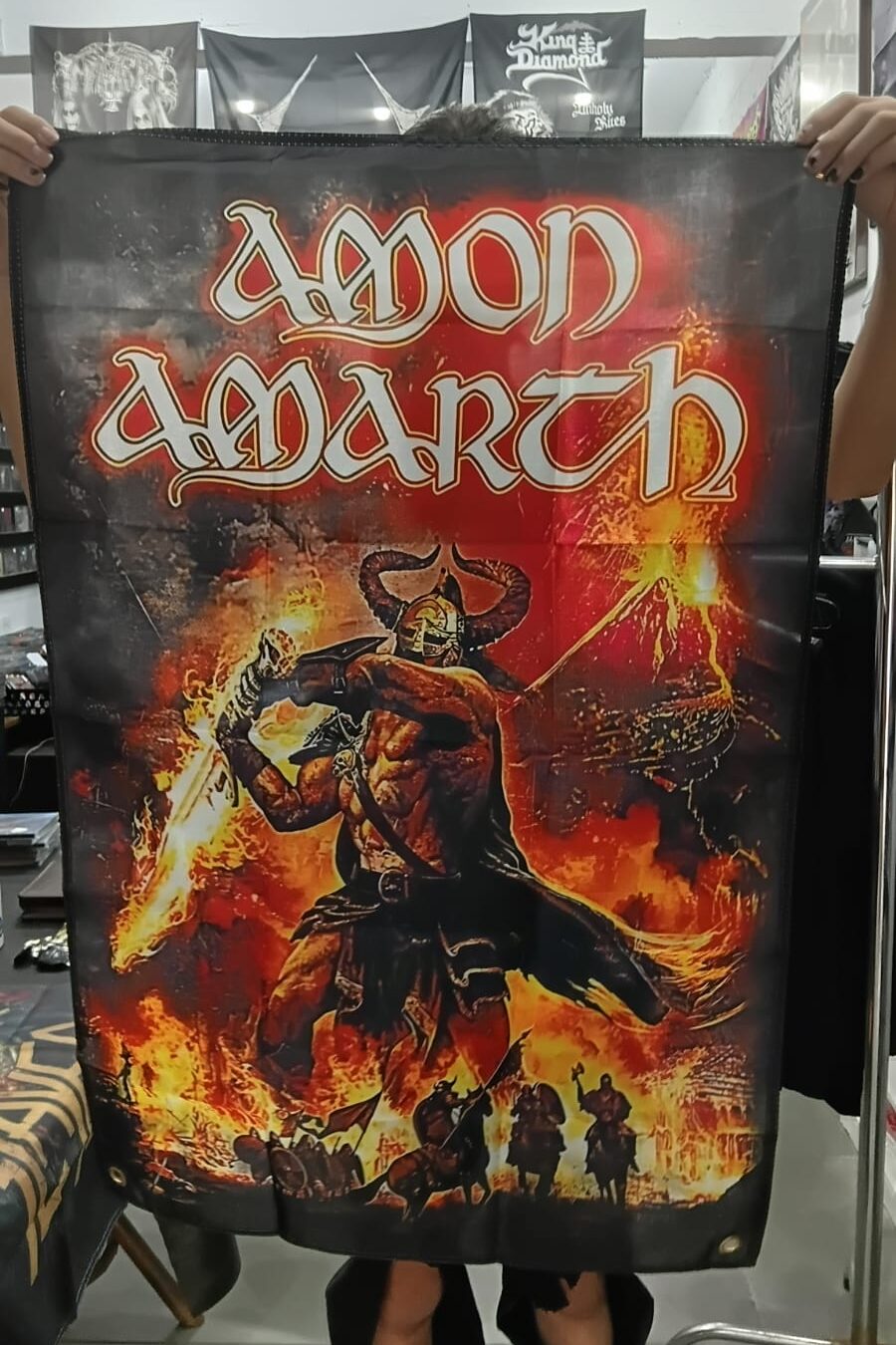 Amon Amarth - Surtur Rising (BANDEIRA COM ILHÓS)