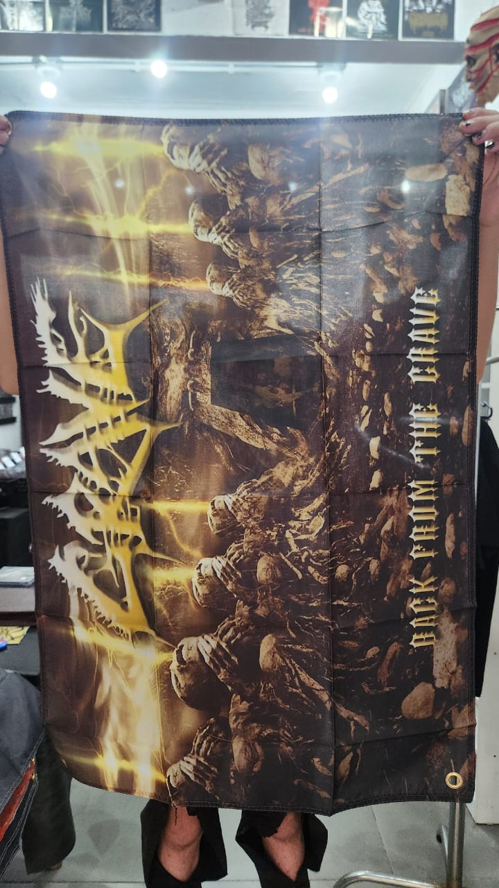 Grave - Back From The Grave (BANDEIRA COM ILHÓS)