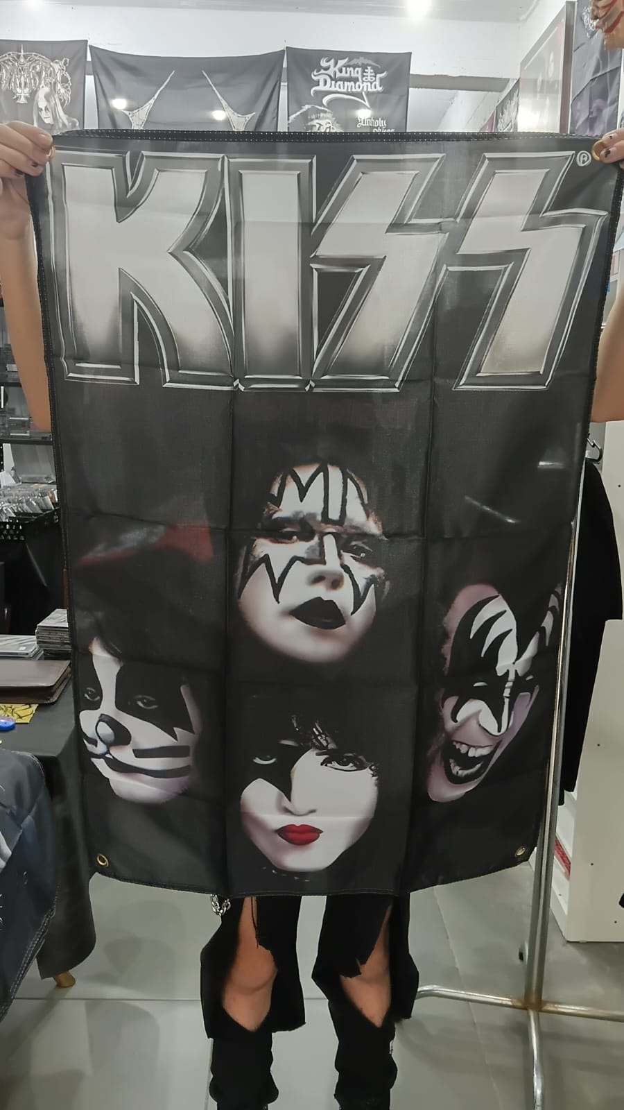 Kiss - Dinasty (BANDEIRA COM ILHÓS)