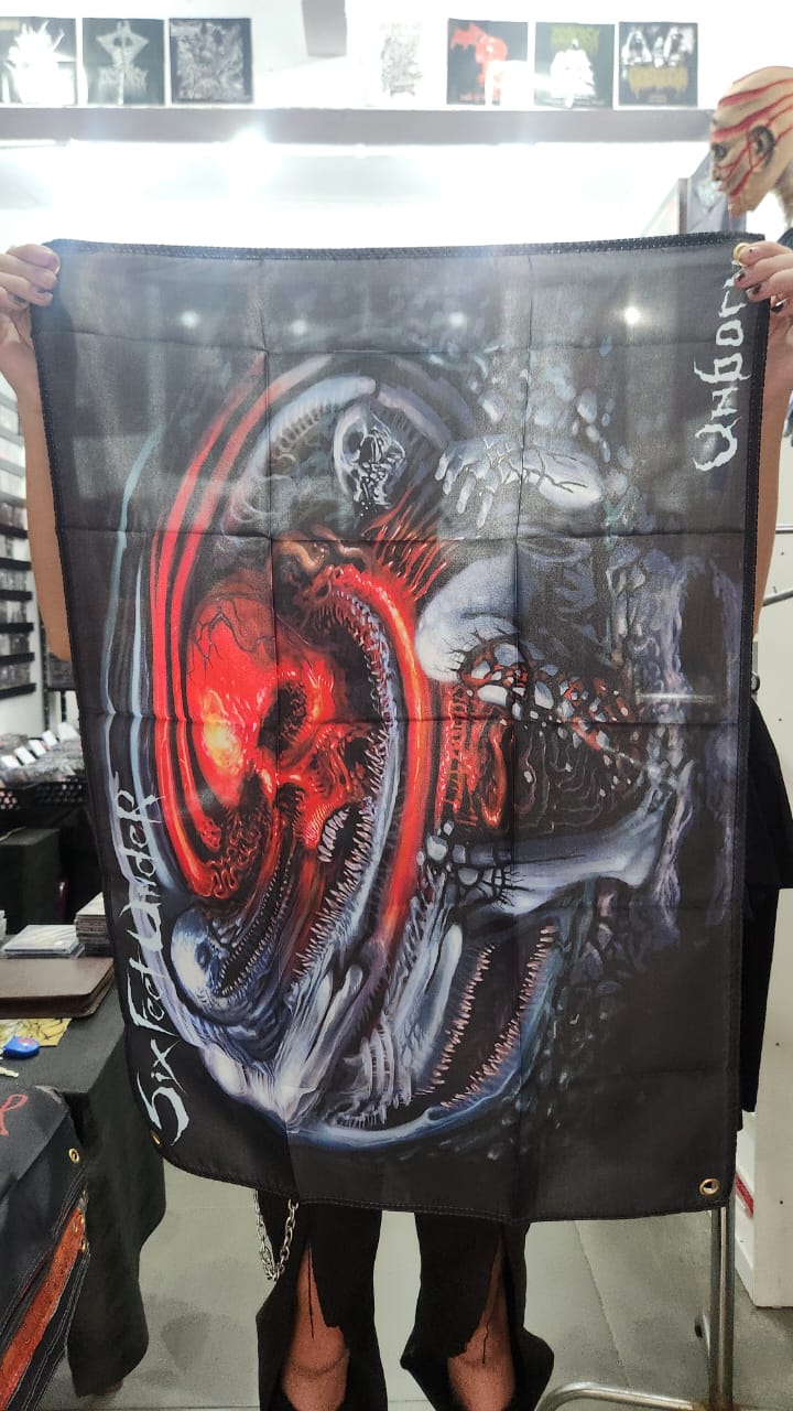 Six Feet Under - Unborn (BANDEIRA COM ILHÓS)