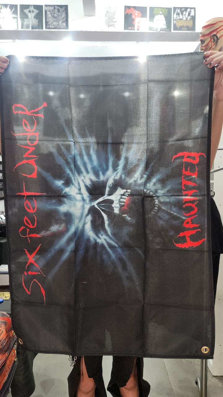 Six Feet Under - Haunted (BANDEIRA COM ILHÓS)