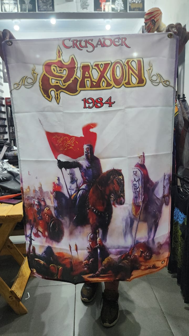 Saxon - 1984 (BANDEIRA COM ILHÓS)